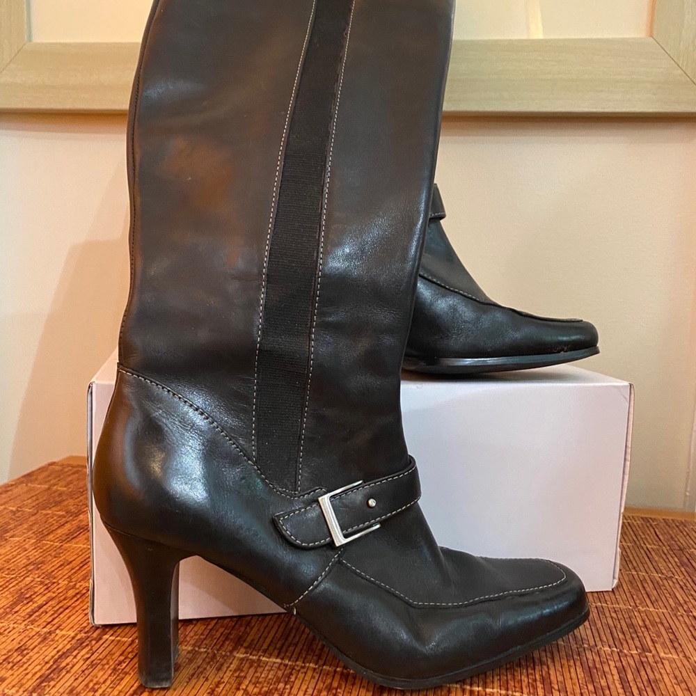 Heeled black boots